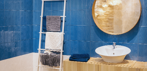 Photo d'une salle de bain avec une simple vasque design et sèche serviettes